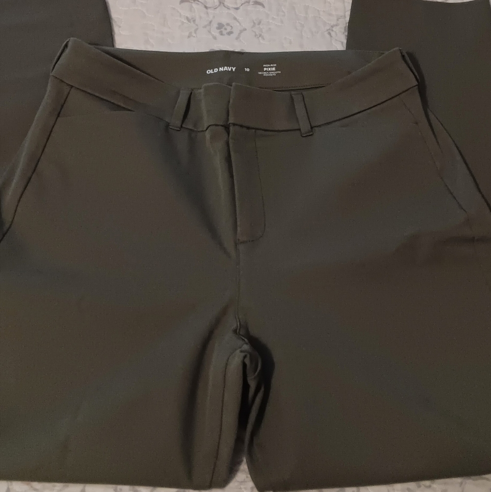 Old Navy Pixie pants in Green Military